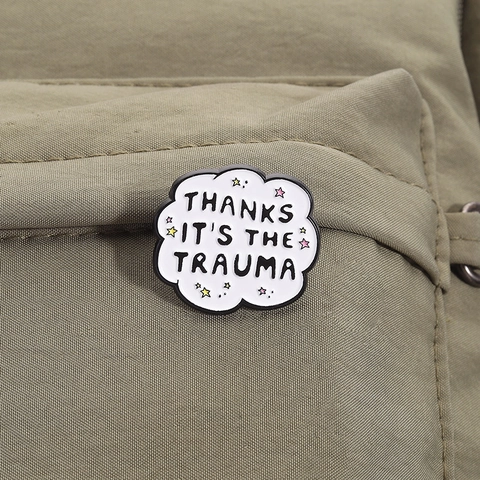 Cita Divertida Thanks Its The Trauma Broche de Esmalte de Nube Insignia de Aleación de Zinc para Decoración de Ropa Mochila Regalo Joyería Unisex