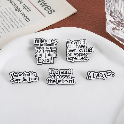 Pin de Esmalte Con Cita de Película de la Academia Mágica Broche de Letra Negro Blanco Minimalista para Mochila Chaqueta Joyería