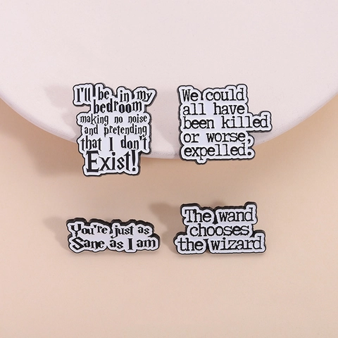 Spilla in Smalto con Citazione di Film Magici Lega di Zinco Bianco e Nero Frase Spilla Distintivo Accessorio di Moda