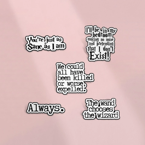 Pin de Esmalte Con Cita de Película de la Academia Mágica Broche de Letra Negro Blanco Minimalista para Mochila Chaqueta Joyería