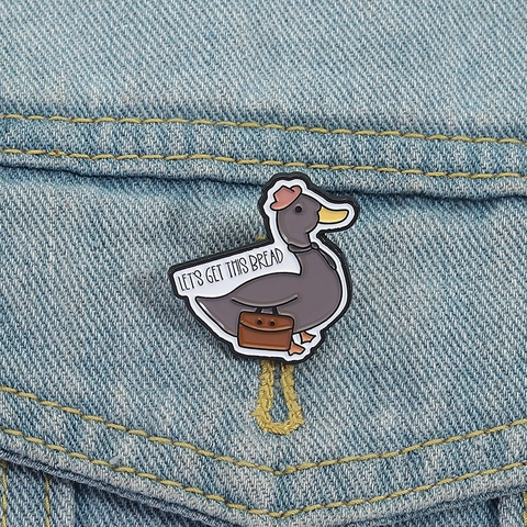 Spilla in Smalto Cartoon Divertente Anatra Lavoratrice Con Scritta Let's Get This Bread Distintivo in Lega per Zaino Abbigliamento Accessori Gioielli