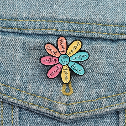 Spilla a Forma di Fiore in Smalto Lega Laccata Con Parole Motivazionali per Donna Uomo Unisex Distintivo Decorativo Gioielli di Moda