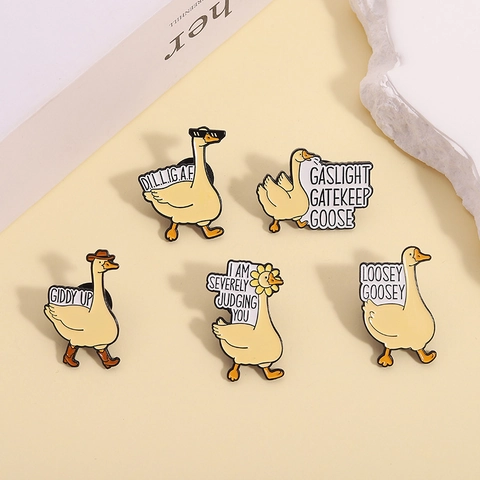 Grappige Cartoon Gans Emaille Pin Humorous Animal Quotes Brosche Zinklegering Witte Eend Badge Voor Tassen Kleding Vrouwen Mannen Sieraden