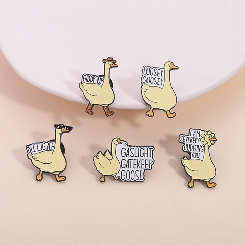 Grappige Cartoon Gans Emaille Pin Humorous Animal Quotes Brosche Zinklegering Witte Eend Badge Voor Tassen Kleding Vrouwen Mannen Sieraden