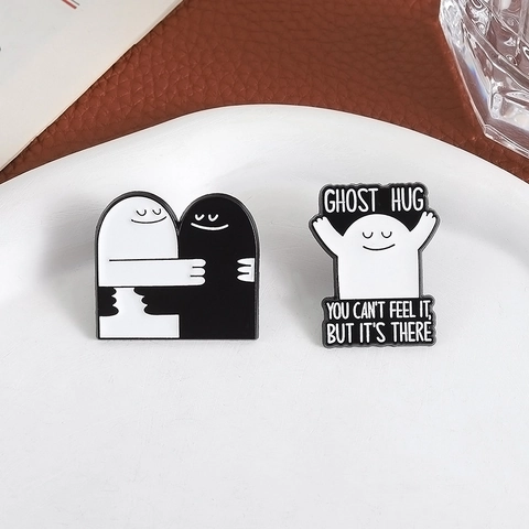 Cartone Animato Fantasma Abbraccio Spilla Smalto Lega di Zinco Verniciato Distintivo Pin Per Zaino Abbigliamento Arredamento Minimalista Nero Bianco Unisex Spille