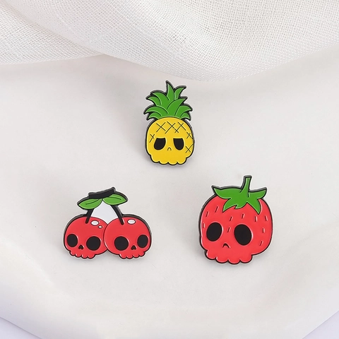 Spilla Creativa in Lega di Frutta e Teschio in Smalto Fragola Ananas Ciliegia Punk Gothic Spilla Accessorio per Abbigliamento Zaino
