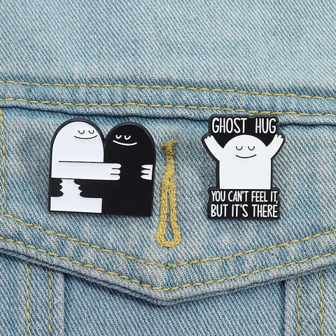 Broche en Alliage Minimaliste Fantôme Câlin Émail Pin Noir Blanc Dessin Animé Métal Badge Pour Vêtements Sac Décoration Bijoux Unisexe