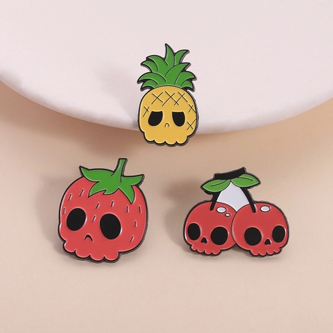 Halloween Skelett Frucht Emaille Brosche Gothic Erdbeere Kirsche Ananas Totenkopf Metall Abzeichen Süß Punk Schmuck Pins Geschenk Damen Herren