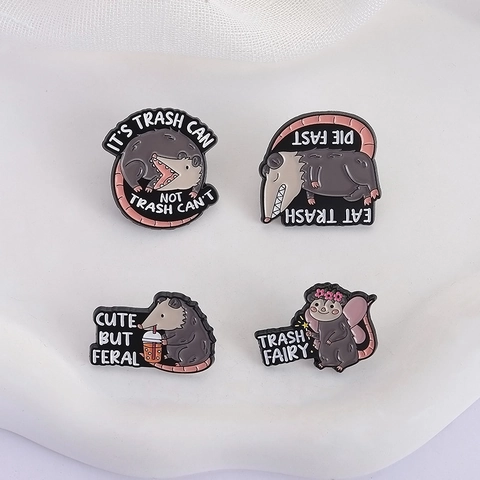 Pin de Esmalte de Zarigüeya Divertido de Aleación de Animal de Dibujos Animados Con Frases Trash Fairy Cute But Feral Para Mochila Ropa