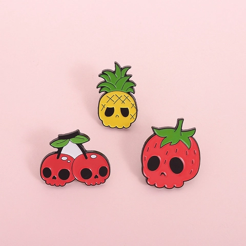 Spilla Creativa in Lega di Frutta e Teschio in Smalto Fragola Ananas Ciliegia Punk Gothic Spilla Accessorio per Abbigliamento Zaino