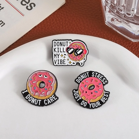 Spilla in Smalto Divertente a Forma di Ciambella Cartone Animato Cibo Lega di Zinco Laccato Distintivo per Accessori Abbigliamento Borsa