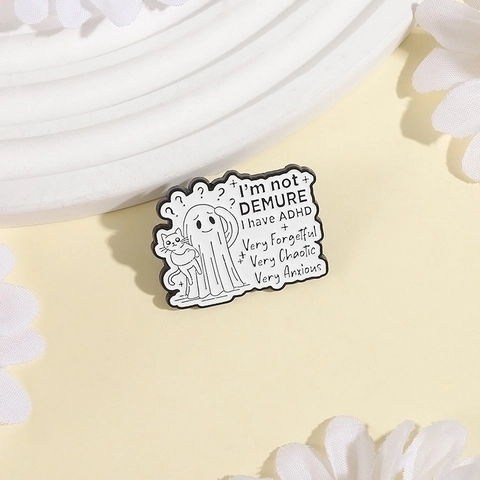 Lustiges Cartoon Gespenst Hält Katze Emaille Pin Abzeichen ADHD Slogan Metall Brosche Für Kleidung Taschen Dekoration Geschenk Unisex Schmuck