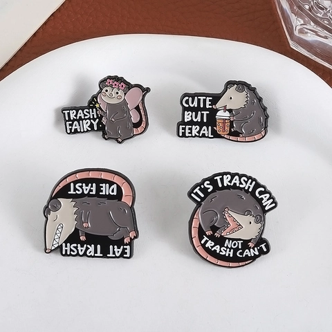 Divertente Collezione di Spille in Smalto Opossum Spilla in Lega di Zinco Trash Fairy Opossum Badge per Zaino Cappello Vestiti Accessori Regalo