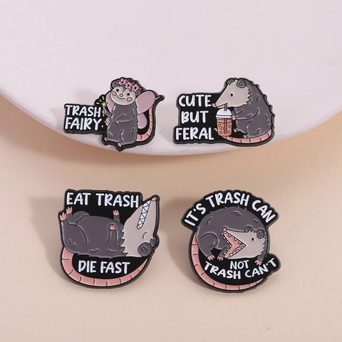 Divertente Collezione di Spille in Smalto Opossum Spilla in Lega di Zinco Trash Fairy Opossum Badge per Zaino Cappello Vestiti Accessori Regalo