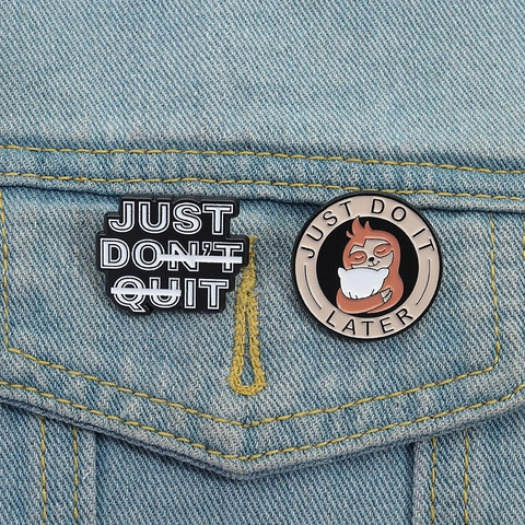 Broche Amusante en Émail Paresseux Just Do It Later Slogan Badge en Alliage Accessoire de Vêtement Animal Mignon Cadeau Créatif