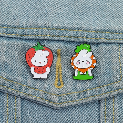 Simpatica Spilla a Forma di Coniglio in Smalto per Donna Uomo Lega Fragola Carota Coniglietto Spilla da Risvolto Distintivo Zaino Vestiti Accessorio