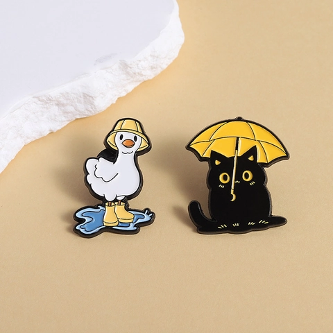 Cartoon Süß Emaille Brosche Set Zinklegierung Schwarze Katze mit Regenschirm und Weiße Ente Anstecknadeln für Taschen Kleidung
