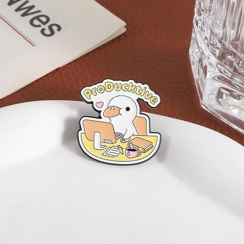 Divertente Spilla in Smalto ProDucktive con Anatra dei Cartoni Animati Lega Lavoro alla Scrivania Distintivo per Zaino per Studenti Ufficio Accessorio Quotidiano