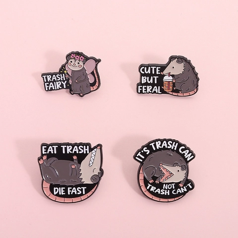 Pin de Esmalte de Zarigüeya Divertido de Aleación de Animal de Dibujos Animados Con Frases Trash Fairy Cute But Feral Para Mochila Ropa