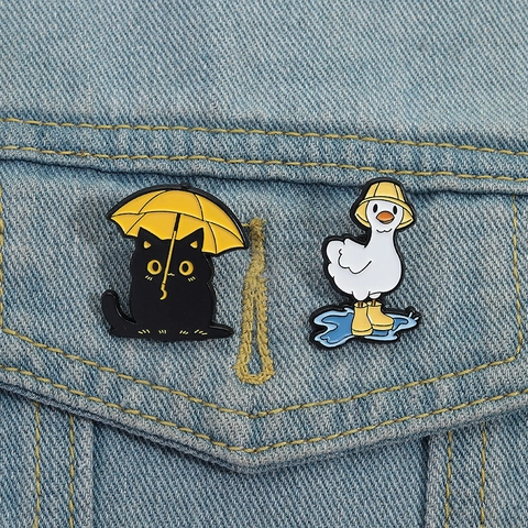 Niedliche Cartoon Tier Emaille Brosche Badge Schwarze Katze Mit Gelbem Schirm Weiße Ente In Regenstiefeln Legierung Reversnadel Rucksack Zubehör