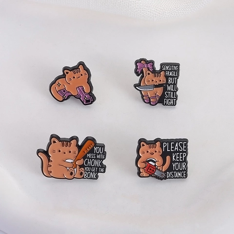 Divertente Spilla in Smalto a Forma di Gatto Arancione Cartone Animato in Lega Gatto Combattente Con Coltello Pistola Motivo Motosega per Abbigliamento Borsa Gioielli Unisex