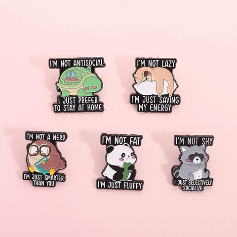Cartoon Tier Legierung Emaille Brosche Pins Panda Faultier Schildkröte Waschbär Eule Mit Lustigen Englischen Sprüchen Für Rucksack Kleidung Dekoration Unisex Schmuck Geschenk
