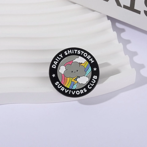 Broche Redondo de Esmalte Arco Iris Nube de Tormenta Humorístico Insignia Metálica Daily Shitstorm Survivors Club Aleación