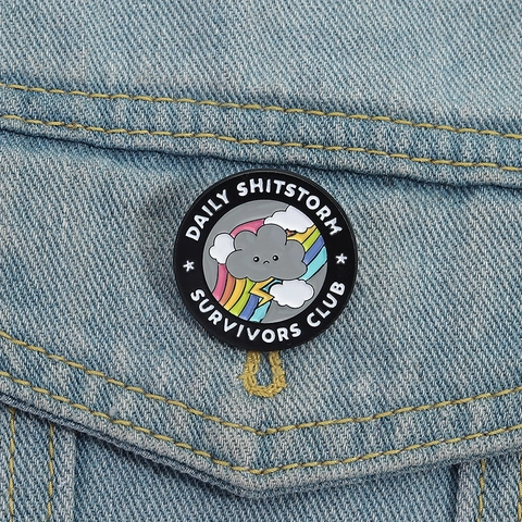 Ronde Legering Emaille Broche Badge Daily Shitstorm Survivors Club Pin Donkere Wolk Regenboog Bliksem Creatief Metalen Badge Cadeau