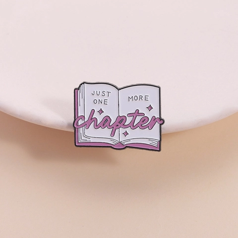 Spilla in Smalto Just One More Chapter Simpatica Spilla a Libro Rosa Bianco Distintivo in Lega di Zinco per Amanti dei Libri