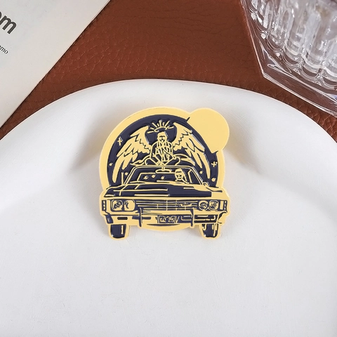Spilla Smaltata Supernatural Auto Impala Ali d'Angelo KAZ 2Y5 Targa Lega di Zinco Spilla Distintivo Regalo per i Fan