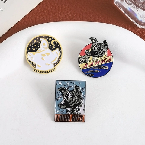 Laika Sowjetischer Weltraumhund Emaille Pin Retro Cartoon Hund Rakete Metall Brosche Abzeichen Zubehör Für Rucksäcke Kleidung