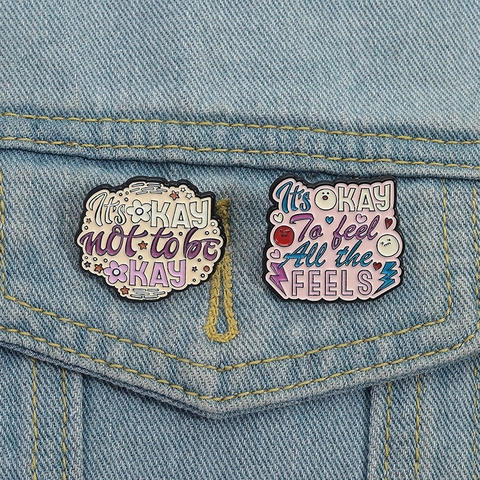 Broche en Émail d'Alliage Inspirante Santé Mentale It Is Okay Not To Be Okay Slogan Badge Dessin Animé pour Vêtements Sac à Dos