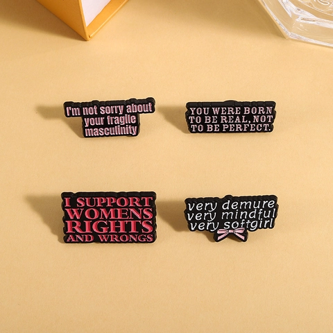 Damen Feminismus Slogan Emaille-Anstecknadeln Schwarz Rosa Zitat Brosche Very Demure Softgirl Support Badge Für Rucksack Kleidung