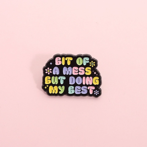 Pin en Émail Motivant Bit Of A Mess But Doing My Best Broche en Alliage Lettres Colorées Bijoux pour Vêtements Sac à Dos