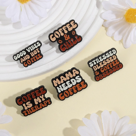 Broche de Esmalte Serie Café Creativo Aleación de Zinc Letra Cartoon Coffee Is My Therapy Pin para Ropa Bolsa Unisex