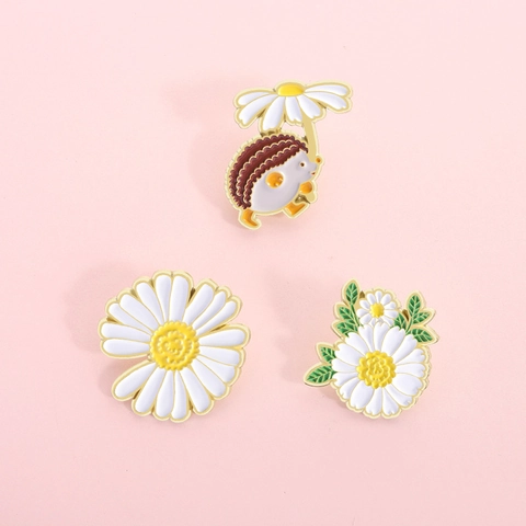 Creative Cartoon Daisy Flower Enamel Brooch Pin Alloy Gold Plated Hedgehog Plant Badge Women Men Clothing Jewelry Accessory