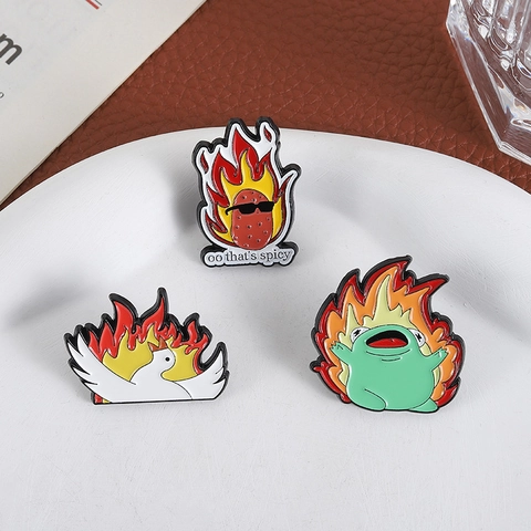 Divertente Spilla in Smalto a Forma di Fiamma Cartone Animato Patata Piccante Rana Urlante Uccello Bianco Pin per Vestiti Zaino Cappello