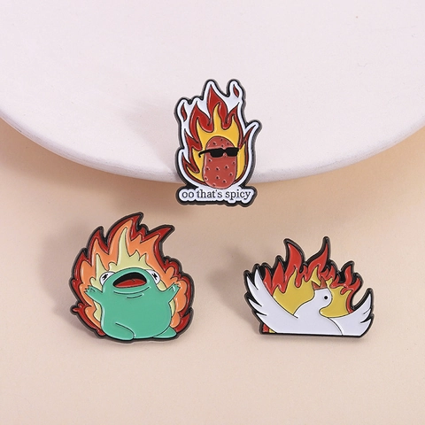 Divertente Spilla in Smalto a Forma di Fiamma Cartone Animato Patata Piccante Rana Urlante Uccello Bianco Pin per Vestiti Zaino Cappello