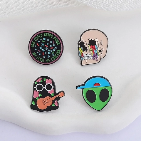 Spilla in Smalto Cartoon Lega di Zinco Pin in Metallo Alieno Fantasma Teschio Gioielli Distintivo Halloween Accessorio