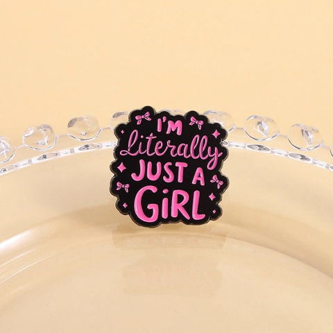 Pin de Esmalte Rosa Con Eslogan I'M Literally JUST A GIRL Lazo Broche de Metal Insignia Para Mujer Ropa Bolso Joyería