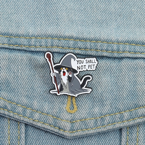Umoristica Spilla in Smalto Gatto Mago You Shall Not Pet Badge Spilla in Lega Creativa Gioielli Animali Magici per Vestiti Zaino
