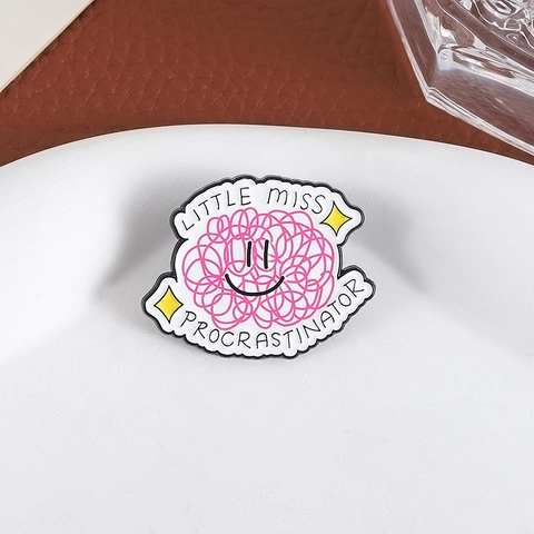Grappige Cartoon Uitsteller Emaille Broche Speld Messy Face Zinklegering Badge Gepersonaliseerde Kleding Accessoire Sieraden Cadeau
