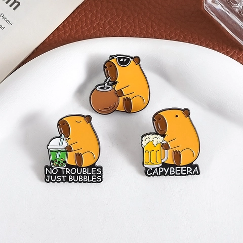 Schattige Cartoon Capibara Emaille Pin Broche Zinklegering Bakafwerking Dierlijk Embleem Voor Rugzak Kleding Unisex Sieraden