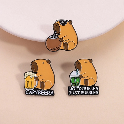 Schattige Cartoon Capibara Emaille Pin Broche Zinklegering Bakafwerking Dierlijk Embleem Voor Rugzak Kleding Unisex Sieraden