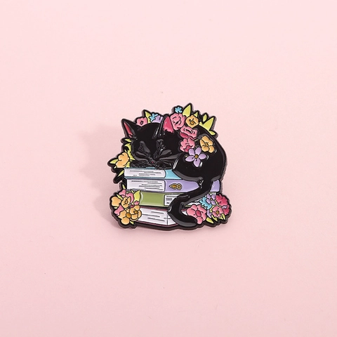 Niedliche Schwarze Katze Schlafend Auf Büchern Emaille Pin Brosche Zinklegierung Floral Kunst Abzeichen Für Rucksack Schmuck