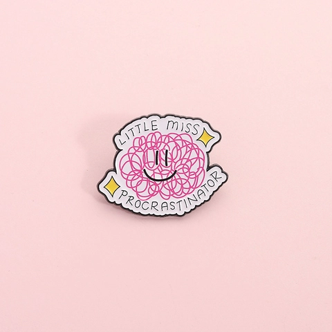 Pin de Esmalte Divertido Little Miss Procrastinator Cara Sonriente de Lana Rosa Insignia de Metal Broche de Dibujos Animados