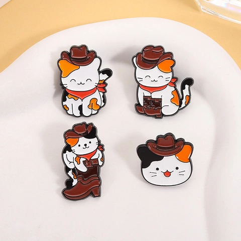 Épinglette En Émail Chat Dessin Animé Mignon Badge Métallique Chat Calicot Cow-Boy De L'Ouest Pour Sacs À Dos Chapeaux Broche En Alliage De Zinc Peint Cadeau