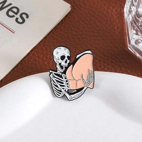 Skelett Umarmt Gesäß Emaille Pin Zinklegierung Punk Goth Halloween Brosche Für Kleidung Taschen Schmuck Dekor Accessoire