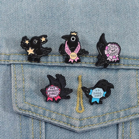Cartoon Rabe Emaille Pin Kreative Zinklegierung Rabe Medaille Brosche Mit Inspirierenden Slogans Kleidung Abzeichen Zubehör