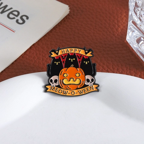 Spilla Smaltata Halloween Gatto Nero Zucca Teschio Happy Meow-O-Ween Spilla Lega di Zinco Distintivo Laccato per Vestiti Zaino